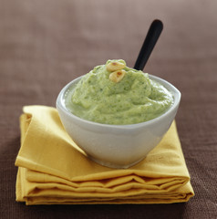 mousse de courgettes au pesto et aux pignons