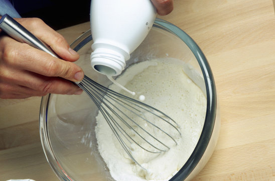 ajouter et m&eacute;langer le lait avec la farine et le sel