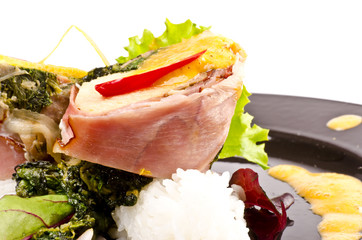 Lachs mit schinken ummantelt und Spinat