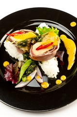 Lachs mit schinken ummantelt und Spinat