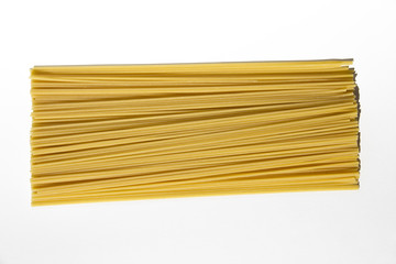 Spaghetti su fondo bianco