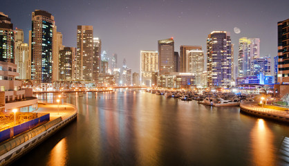 Fototapeta na wymiar Dubai Marina z mostu