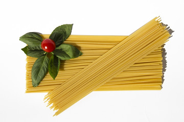 Spaghetti, pomodorino, basilico, su fondo bianco
