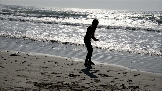 jeune fille faisant des ricochets dans la mer