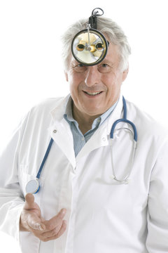 Medecin muni d'une  Lampe frontale