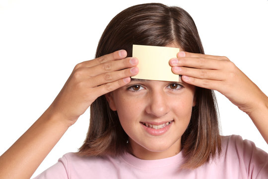 adolescente con post-it sulla fronte
