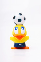 kleine Ente mit Fußball auf dem Kopf