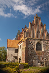 Kirche in Bobbin auf Rügen mit Grabsteinen