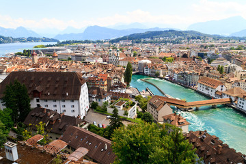 Fototapeta na wymiar Luzern City Widok z murów miasta z rzeki Reuss, Szwajcaria