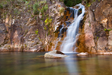 Fototapeta na wymiar Głębokie lasu wodospad w Geres parku narodowego, na północ od Portugalii.