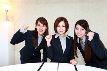 新企画を考える三人のオフィスレディー