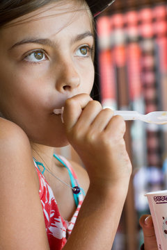 fillette mangeant une glace