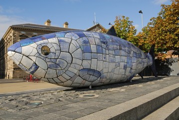 Monumento con mattonelle colorate di un grosso pesce, centro di Belfast, Irlanda del nord