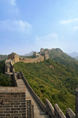 Fototapeta na wymiar Wielki Mur Chiński Jinshaling wzgórza ruchu postępowego na odległość