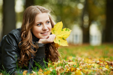 Naklejka premium Woman at autumn outdoors