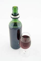 verre et bouteille de vin rouge
