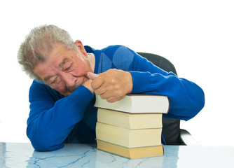 Senior sucht Wissen in Büchern