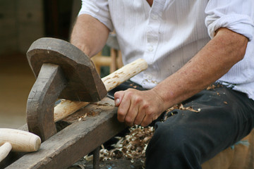 Un artisan du bois en train de travailler