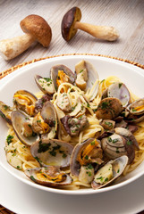 spaghetti alle vongole e funghi porcini