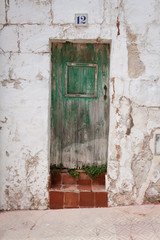 Fototapeta na wymiar Puerta de una casa vacia y abandonada