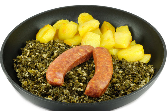 Bratkartoffeln, Gr&uuml;nkohl und Mettwurst