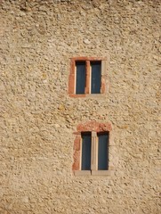 alte Fassade mit Fenstern