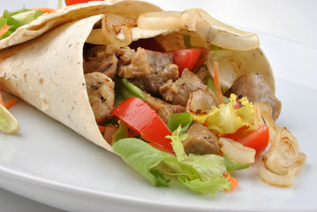 Wrap mit gegrilltem Schweinefleisch und zubereitetem Gemüse