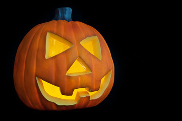 zucca illuminata su sfondo nero