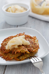 Rösti mit Apfelkompott