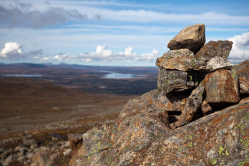 Wegzeichen im Hochgebirge in Schweden