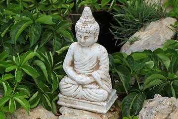Obraz premium Buddhafigur im Garten