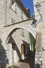 Fototapeta na wymiar The narrow street in the Mediterranean city. Saint-Paul de Vence