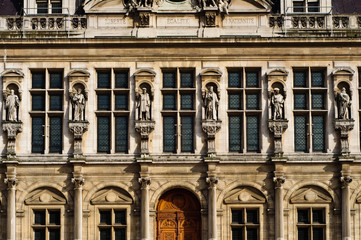 Fototapeta na wymiar Town hall in Paris showing fine architecture and sculptures