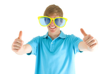 junger Mann mit großer Brille