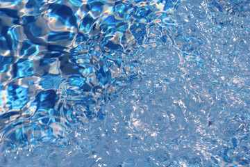 Spudelndes Poolwasser