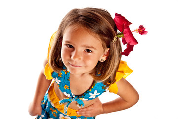 portrait d'une fillette avec un hibiscus dans les cheveux
