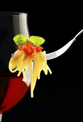 calice di vino rosso e spaghetti