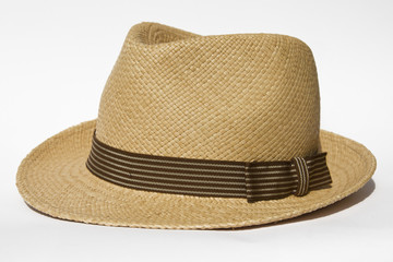 Cappello panama su fondo bianco