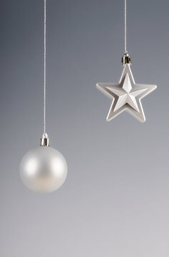Palla e stella argentate di natale