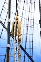 Obraz premium Masts and rope of sailing ship.