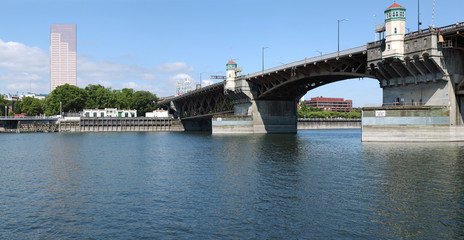 Obraz premium US Bancorp tower & the Morrison bridge, Portland OR., panorama.