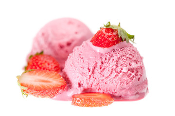 2 Kugeln Erdbeereis mit Erdbeeren