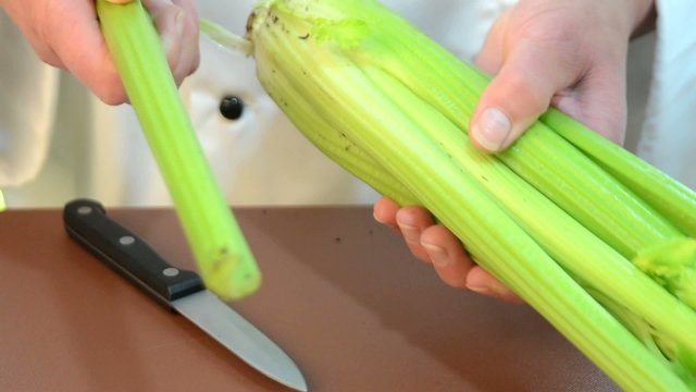 K&ouml;chin putzt Sellerie mit einem K&uuml;chenmesser