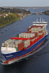 Obraz premium beladenes Containerschiff