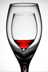 gespiegelte Weingläser