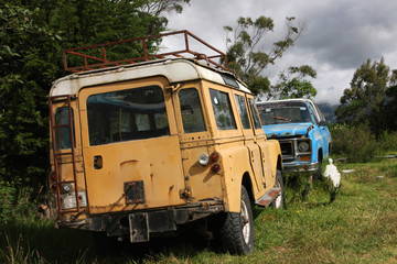 Vieilles voitures dans un village équatorien