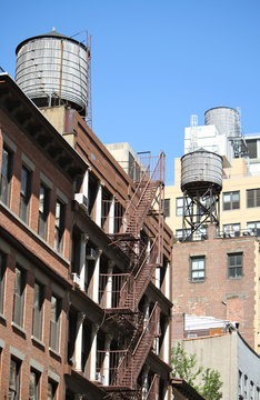 cisterne sui tetti degli edifici a Manhattan