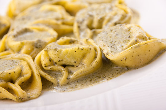 Tortelloni alla crema di ortiche