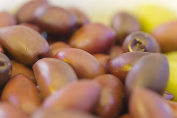 Viele frische Oliven braun und grün