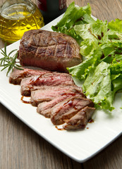 tagliata di manzo con insalata